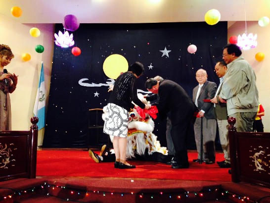 高齡90歲的李僑務諮詢委員時端（右3）等見證孫大使為新獅點睛儀式