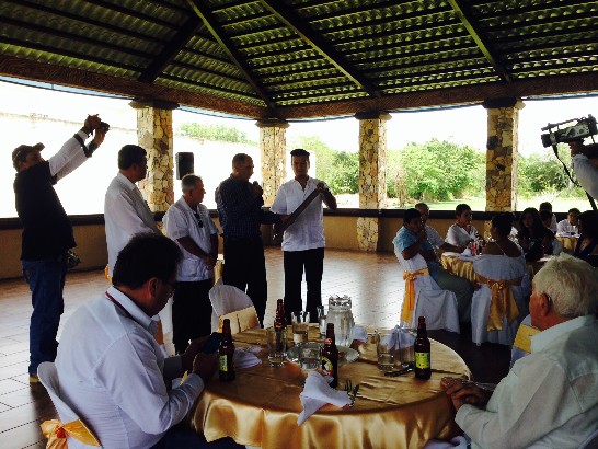 孫大使、前副總統卡皮佑（右3）及廖君家族代表等共同揭碑