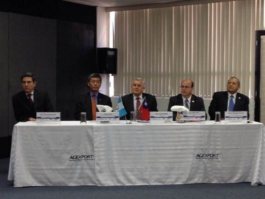 研討會來賓(左二孫大使、左三瓜出口業者協會執行長LUIS GODOY)