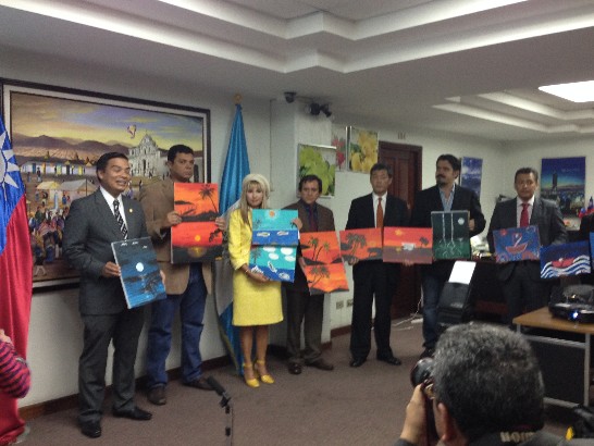 德會長頒贈上述拍攝活動所有贊助者感謝狀