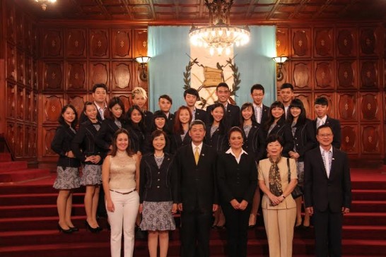 芭爾德蒂副總統（前排右二）、孫大使夫婦（前排中立者、前排右一）與我青年大使團在瓜總統府合照。