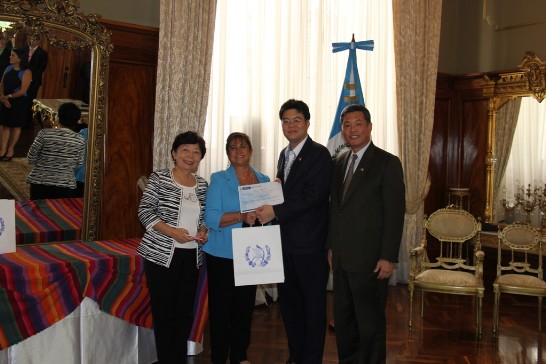 瓜國第一夫人裴若莎（中立者）、孫大使夫婦（第一夫人兩側）與我青年大使團合照。