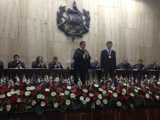 瓜國最高法院院長巴基阿斯贈勳孫大使。
