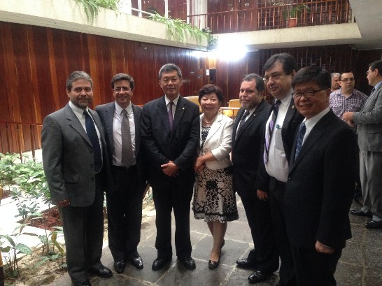 孫大使與瓜國聖卡洛斯大學校長（右3）等人合影。