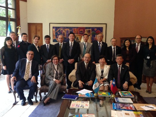 賴部長與孫大使夫婦及旅瓜僑領合照