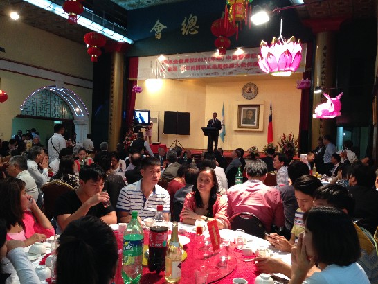 駐館孫大使暨夫人接受廣東同鄉會關會長廣才（左1）及臺商會邱代會長錦富（左2）代表旅瓜僑團全體致贈感謝狀。