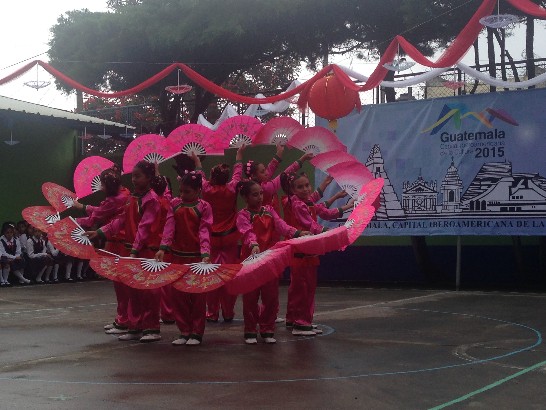 學生們表演中華傳統舞蹈