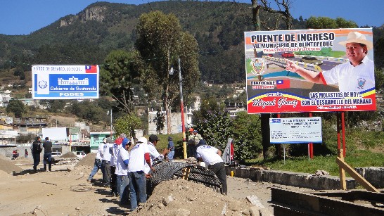 施工地點我國國旗及瓜國政府標誌併列，彰顯兩國合作之誼並達正面國際宣傳外交效益