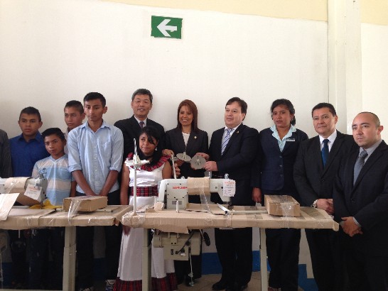 孫大使與瓜國最高法院民事法庭庭長Vladimir Aguilar(右4)、社會福利局局長Raquel Vielmann(右5)、瓜國總檢察署代表及安全之家青少年（女）等舉行象徵性捐贈合影