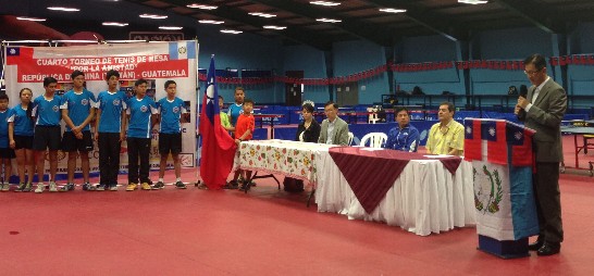 瓜國桌球聯盟主席戴雷昂(Aldo  Fabricio De León,右3）、駐館賴大使建中（右1）、華僑總會陳會長國煒（右4）及華僑小姐等共同主持開幕式。