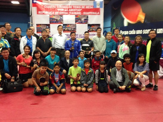 賴大使與所有參賽選手合影