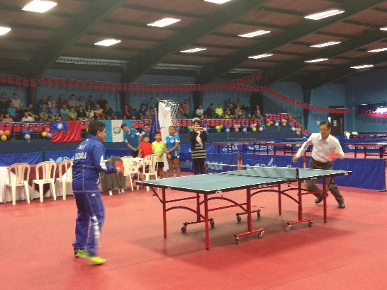 戴主席與賴大使開球