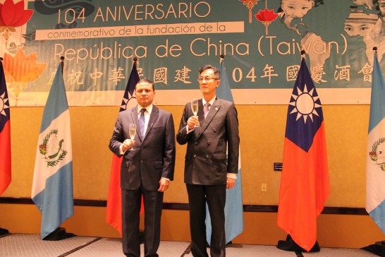 賴大使建中與瓜國外長Carlos Raúl Morales舉杯祝賀