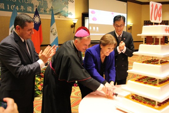 賴大使與瓜國第一夫人、教廷駐瓜大使共切國慶蛋糕