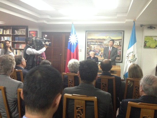 駐館孫大使與和平及民主基金會長卡皮佑（左坐者）共同主持「憲法與我師資培訓計畫第三階段」捐贈儀式