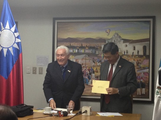 前衛生部長阿雷東多（Francisco Arredondo）、最高法院前院長梅德諾（Gabriel Medrano）暨前院長阿奇拉（Luis Arturo Archila）等應邀觀禮賓客一角