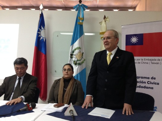 FUNDACIVICA創辦人兼憲法法院院長莫里納致詞