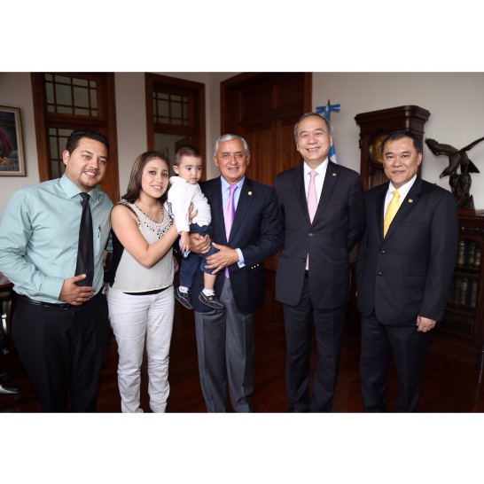 陳院長肇隆(右2)偕鄭教授汝汾(右1)晉見培瑞斯總統(中)與男童Santiago及父母親(左 1-3)於總統會客室合照。