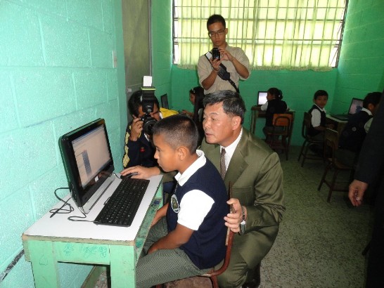 孫大使教導學生操作電腦
