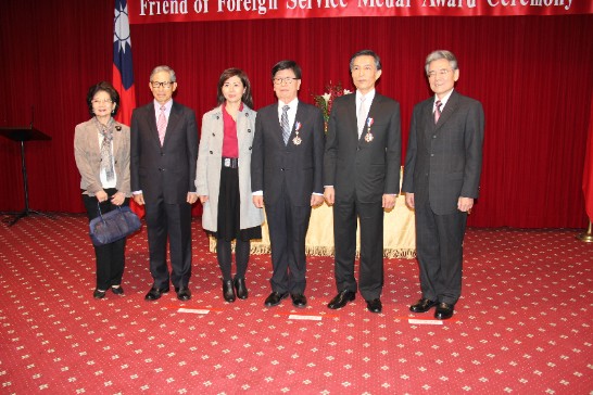 柯次長森耀（右1）、華碩文教基金會曾副董事長鏘聲（右2）、趙會長國良夫婦（右3、4）及海外投資開發股份有限公司歐董事長鴻錬夫婦合影留念