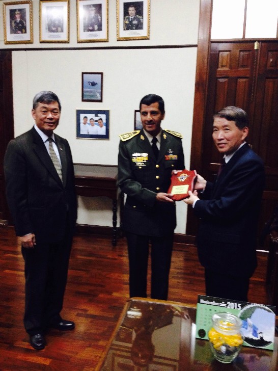 高部長由孫大成大使陪同會晤瓜國羅部長並致贈軍徽牌