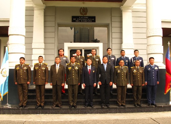 高部長接受贈勳後與觀禮高階將領合影