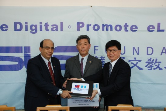 孫大使（中）與華碩文教基金會代表趙國良先生（右）將華碩電腦捐贈予瓜國肝臟移殖基金會，由該會主席Ernesto Morales（左）代表接受。