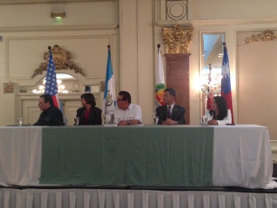 瓜國社福院創辦人Carlos Vargas（中）邀請孫大使（右2）為特別來賓