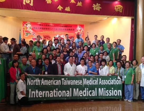 北美洲台灣人醫師協會義診團與旅瓜僑領及所有志工合影。