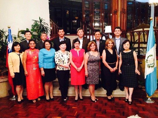孫大使伉儷於活動結束後與嘉賓合影留念