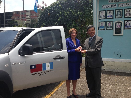 孫大使與瓜國家總檢察署長畢雅格蘭（María Eugenia Villagrán）共同主持我政府資助4部四輪傳動車輛象徵性儀式。