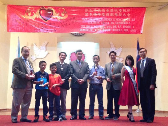 頒發第10屆華僑盃桌球賽得獎之個人及團體獎盃