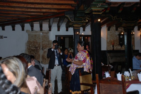 瓜國外交部次長Marta Estrada 即興朗頌瓜國傳統詩詞向孫大使致意