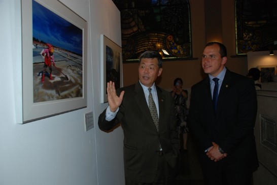 孫大使向瓜國文化部長Dwight Pezzarossi解說照片