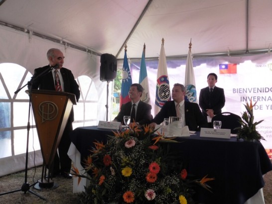 孫大使與中美洲農牧保健組織(OIRSA)執行長Efrain Medina及瓜地馬拉農牧部次長Alvaro Guillen共同主持「柑橘健康認證接穗繁殖苗圃網室」及病菌檢測實驗室啟用