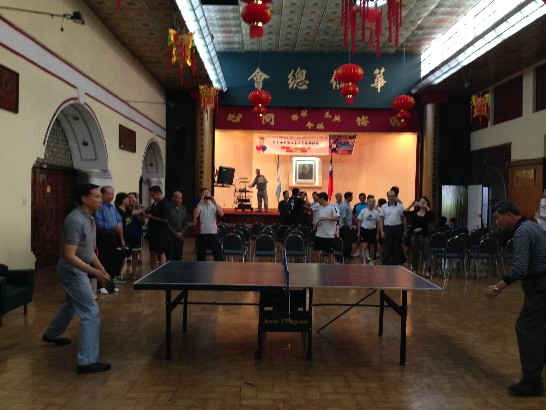 華僑總會陳會長國煒與孫大使於球賽前開球