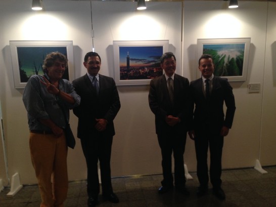 孫大使（右2）與外交部次長Oscar Padilla（左2）、攝影家Ricky López（左1）及瓜國國家廣播電台台長Juan José Rios（右1）合影留念