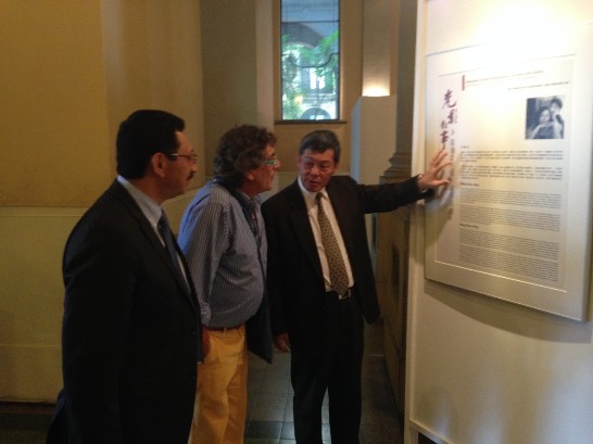 孫大使向瓜國外交部次長Oscar Padilla及知名攝影家Ricky López解說我照片