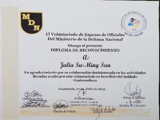 孫夫人接受瓜國國防部長夫人妮蒂亞贈花及謝函