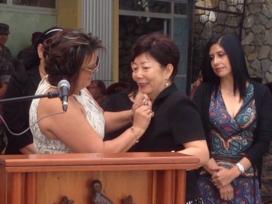 孫夫人於活動結束後與嘉賓合影留念