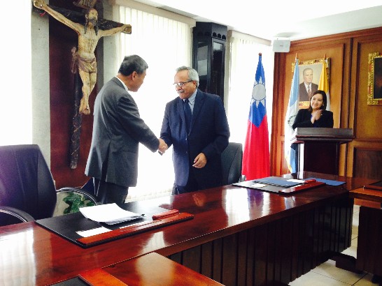 孫大使(左)與拉法耶蘭帝瓦大學校長Eduardo Valdés神父(右)簽署捐贈合約書。