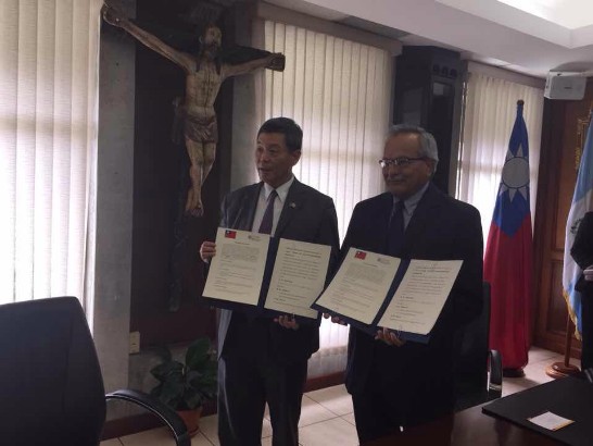 孫大使(左)與拉法耶蘭帝瓦大學校長Eduardo Valdés神父(右)簽署捐贈合約書。