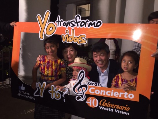 孫大使夫婦與瓜國馬雅原住民小朋友合影