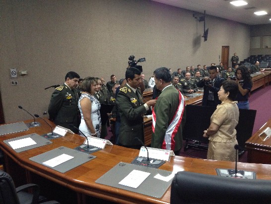 孫大使在孫夫人陪同下，接受瓜國羅部長配帶「三軍大綬十字勳章」