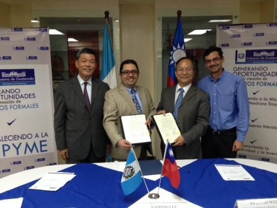 孫大使與瓜地馬拉經濟部次長Sigfrido Lee、我中美洲投資貿易服務團魏團長耀池及Landivar大學設計中心主任Cristian Vela合影。