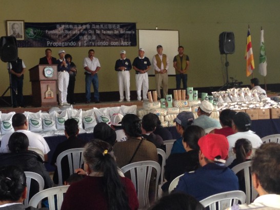 瓜國S市市長索拉雷斯（Miguel Angel Solares）夫婦、慈濟瓜國聯絡處柯負責人芬卿、駐瓜館相關同仁共同參與愛灑活動之開幕式。