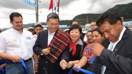 孫大使(前列左二)與瓜方共同主持Olintepeque市主要聯外橋樑啟用剪綵儀式
