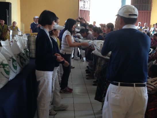 瓜國C市市長多哥伊（Roberto Tocoy）夫婦、慈濟瓜國聯絡處柯負責人芬卿、駐瓜館相關同仁共同參與愛灑活動之開幕式及象徵性捐贈。