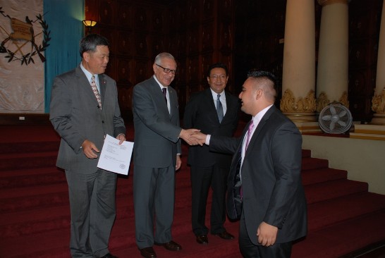 瓜國副總統Alejandro Maldonado頒發受獎證書