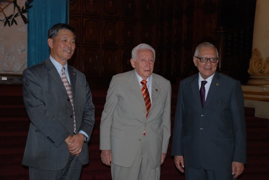 孫大使（左）與瓜國副總統Alejandro Maldonado（右）與瓜國前副總統Roberto Carpio（中）合影